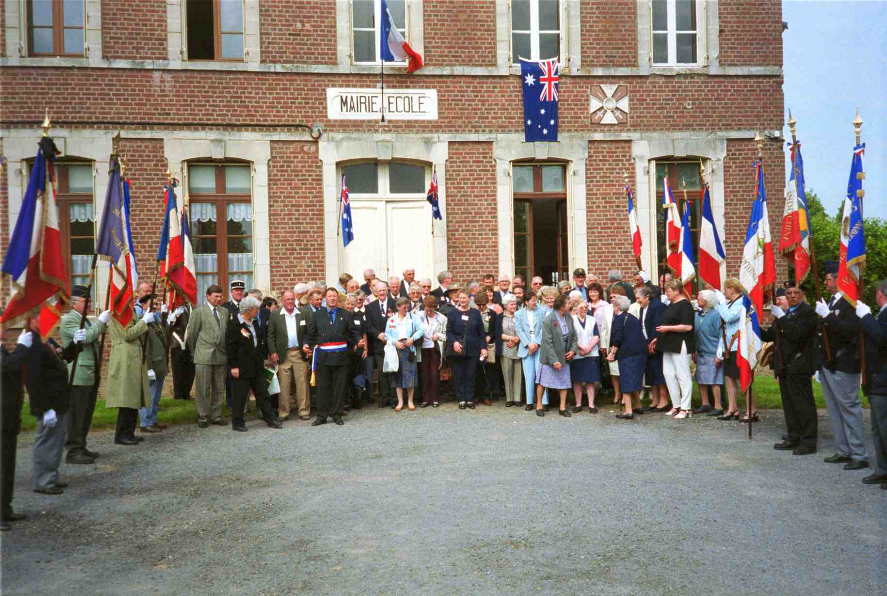 Australiens et Herlevillois devant la Mairie le 7 mai 2000